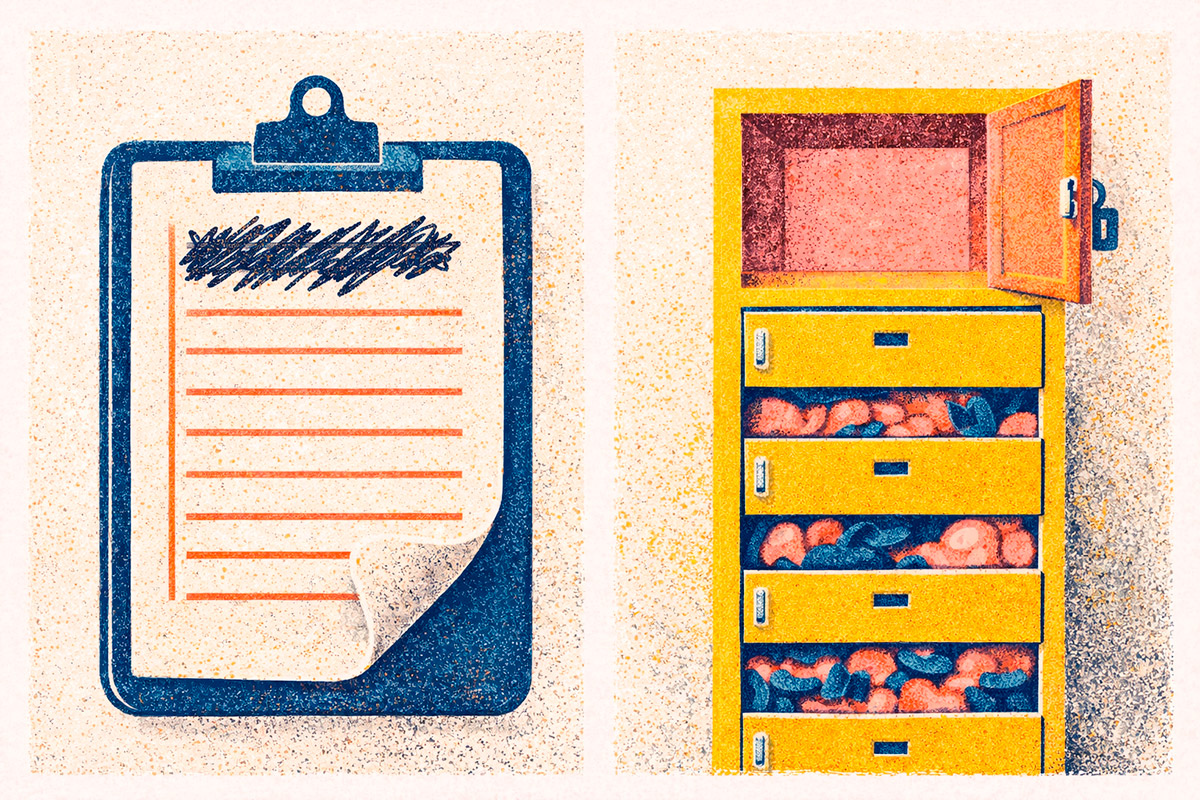 Ilustração editorial em estilo risografia dividida em dois painéis. À esquerda, uma prancheta com uma lista de nomes onde um item está riscado com uma tarja grossa. À direita, um armário de metal com várias gavetas; a gaveta superior está aberta e vazia, representando o espaço liberado, enquanto as outras continuam cheias de arquivos.